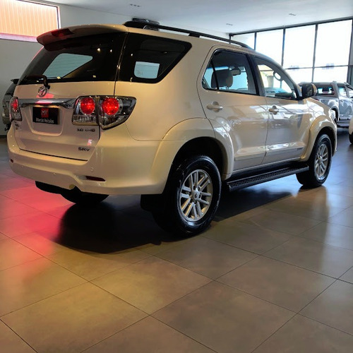 Imagem 5 de 11 de Hilux Sw4 Srv 4x4 Automática 5 Lugares 2014/2014 Branca
