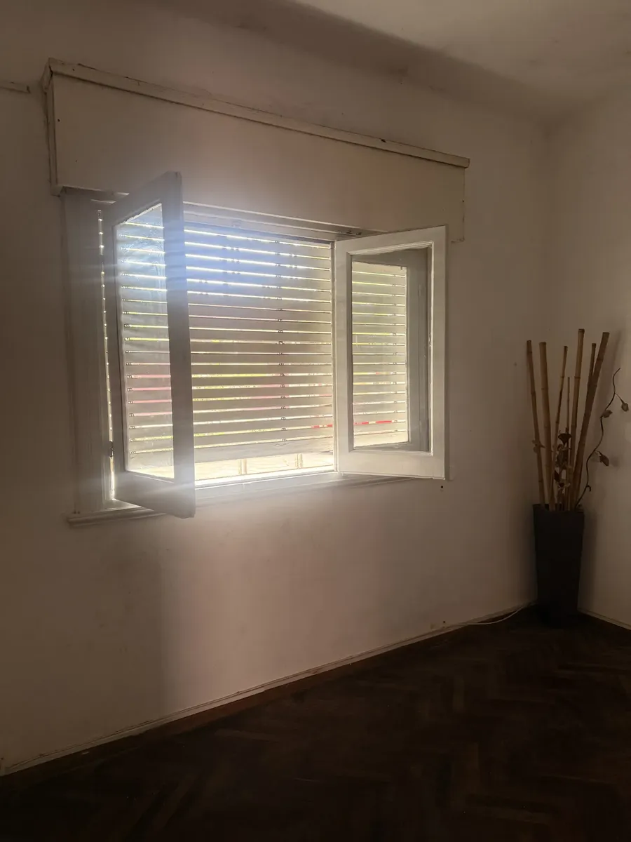 Casa Muy Acogedora Y Practica. Cuenta Con Living Comedor Separado, Baño , Cocina  Patio Con Parrillero Y Un Dormitorio Amplio Con Balcon Y Ventana A Azotea. La Escalera Es Amplia Y Segura . · Foto 4