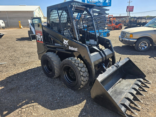 Minicargador Bobcat 751 Con Motor Diesel 4 Cil. Y Aditamento
