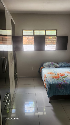 Casa Gradeada Com 5 Quartos (1 Suíte), Bem Localizada E Bem Ventilada. Reformada.