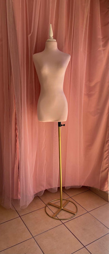 Maniquí De Dama De Alta Costura Rosa Con Blanco Dorado