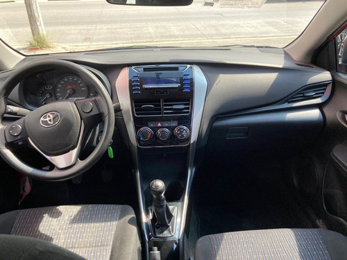 Imagen 9 de 14 de Toyota Yaris Sedan Core Mt, Mod. 2020, Color Rojo