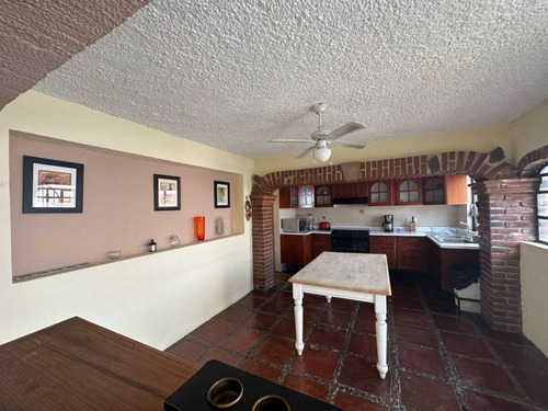 Casa En Venta En La Col. El Miraval, Cuernavaca Morelos.