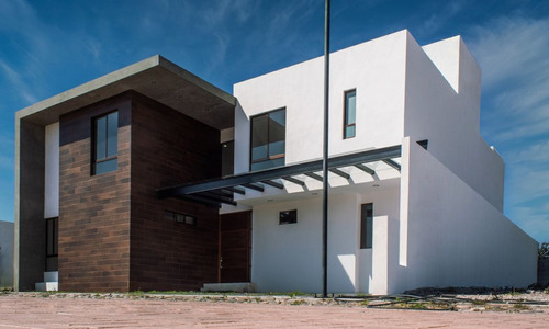 La Vista Residencial, 4ta Recamara En Pb, 4 Baños Completos, Jardín..