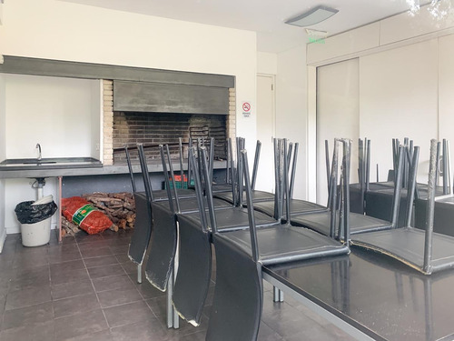 Venta De Apartamento 3 Dormitorios Con Terraza Y Jardín En Carrasco Norte