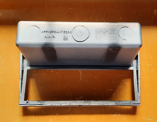 Moldura Radio Porta Objetos Corsa Montana Meriva Prata Or Gm (Usado)