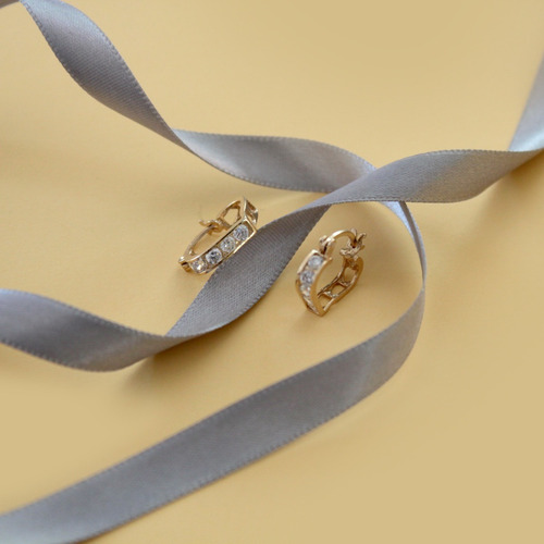 Huggies De 14k Corazón Con Zirconias Blanco