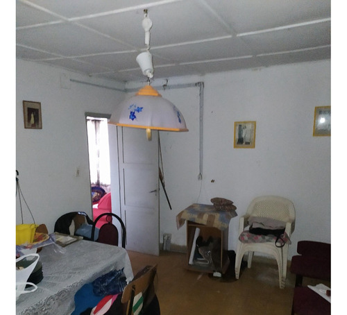 Vendo Casa A Media Cuadra De La Avenida Tomás Berreta, 1 Dormitorio, Parrillero Techado, Pieza Para Depósito, Consulte Y Coordine Una Visita