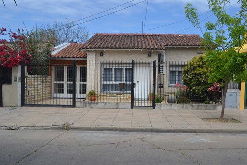 Venta De Casa 4 Amb Castelar Con Jardin Y Piscina