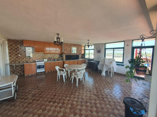 Venta, Departamento 4 Dormitorios Con Quincho Privado.