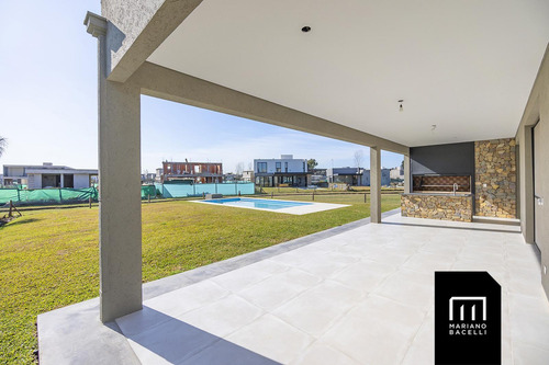 Casa En Venta En Terralagos, Canning