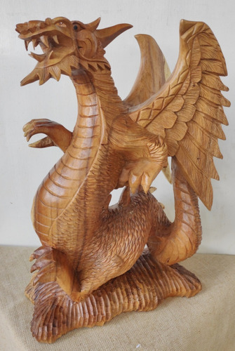 Dragão Esculpido Em Madeira