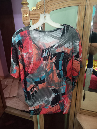 Hermosa Remera De Tela Estampada Calada