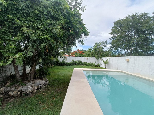 Venta De Casa De Un Piso En Baspul De 3 Recámaras, Semi Amueblada