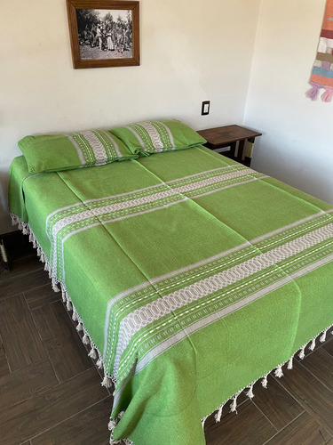 Colcha Matrimonial Oaxaqueña Pie Negro Y Fundas De Almohada Verde Lima Rayas
