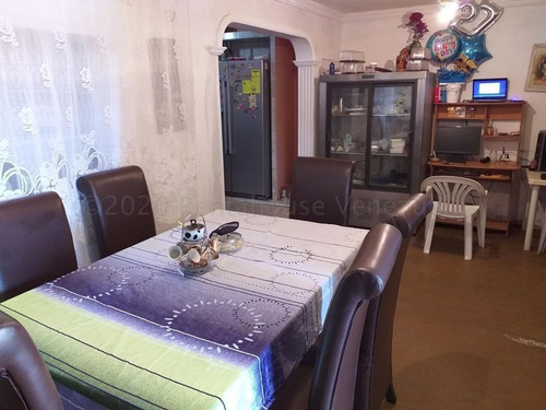 Imagen 1 de 9 de Cómoda Casa En Venta En Pleno Centro De Coro 22-7383 04126887776