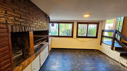 En Venta Chalet De 4 Ambientes Con Dependencia . Barrio San Carlos.