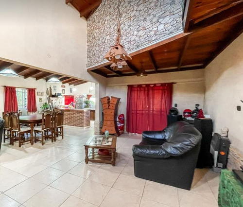 Casa En Venta - 3 Dormitorios 2 Baños - Local - 4662mts2 - Ensenada
