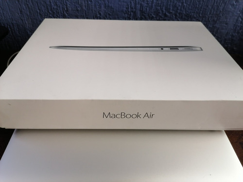 Macbook Air Plata 13.3 , Intel Core I5 8gb De Ram 128gb Ssd (Usado)