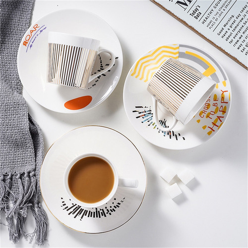 Taza De Café Capuchino Con Reflejo De Animal En El Espejo