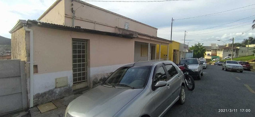 Casa Em Frente Ao Hospital De Baependi , Casa Maior 03 Quartos , Casa Fundos 1 Quarto , Porão 01 Quarto Com Excelente Localização Para Residência , Ou Ponto Comercial. - 1038