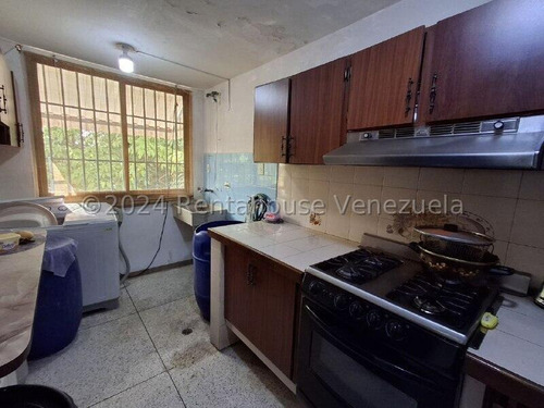 Apartamento Ubicado En Zona Central De La Ciudad De Maracay 24-29044 Irrr