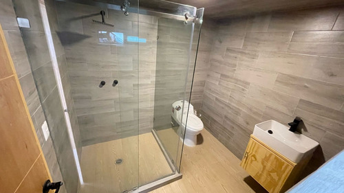 Casa Moderna Nueva En Venta, De Tres Niveles, En Hacienda Barbabosa, A 5 Min De C.u. Y De La Estación Del Tren, A 15 Min Del Centro De Toluca Y De Metepec