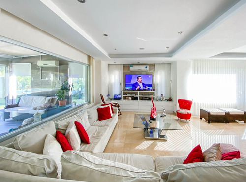 Imagen 2 de 14 de Imponente Propiedad En Venta, En Saint Thomas Este, Canning.