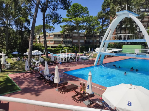 Encantador Apartamento En Arcobaleno, 2 Dormitorios Con Acciones De Piscina, Cochera Y Baulera. Consultenos!