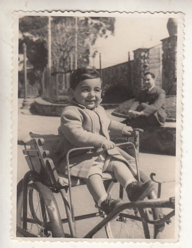 1947 Fotografia Niño En Carrito De Triciclo Uruguay Vintage