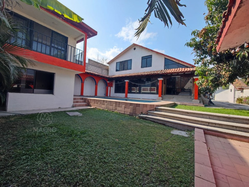 Casa En Venta En Col. Las Brisas, Temixco, Morelos Con Alberca Y Jardín.