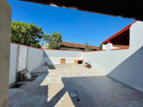 Imagem 15 de 17 de Casa No Bairro Campos Elíseos, Em Itanhaém, Litoral Sul De São Paulo, Localizado Em Lado Praia, Ficando À 50 Metros Do Mar. Imóvel Com 201 M² De Área Total, Sendo 67 M² De Área Construída. Possui Pisc