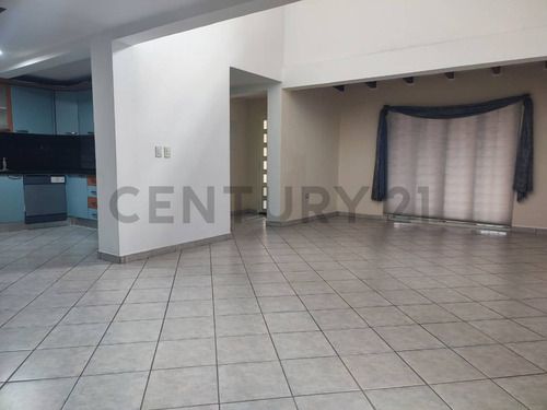 Amplio Townhouse Ubicado En C.r Villas De Oriente