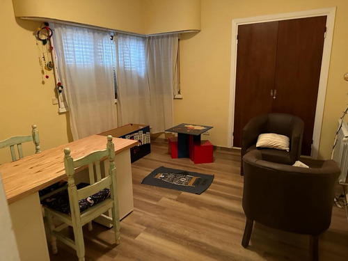 Casa Adaptada Oficina, 6 Despachos. Castelli Y Arenales, Reciclada.