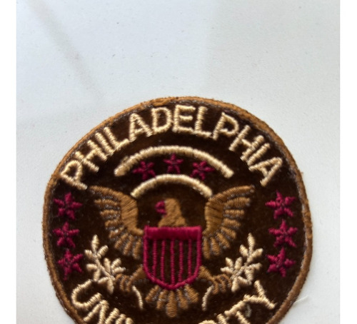 Antiguo Parche Bordado Con Logo Univ Filadelfia Sobre Gamuza