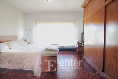Imagen 14 de 25 de Divina - Gran Casa Con Hermoso Jardín- Zona Residencial De Parque Batlle - 4 Dormitorios / 3 Baños Construidos 224 M2 / Terreno 331 M2. Lugar Para Dos Vehículos.