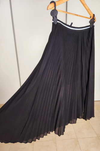 Pollera Importada Plisada Stradivarius. Negra. Talle M (Usado)