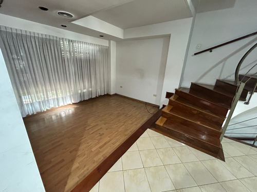 Casa En Alquiler En Excelente Zona De 5amb Con Dependencia Y Escritorio En Villa Devoto