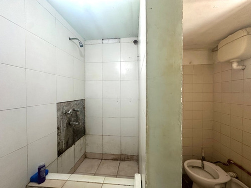 Venta Local Al Frente Con Patio Zona Constitución