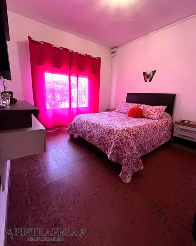 Dos Casas En Venta 5 Dormitorios, 2 Baños, Cochera Y Parrillero, Monoambiente- Rep. Argentina -solymar Norte.
