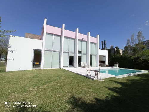 Casa En Venta En Barrio Cerrado Santa Ana Moreno