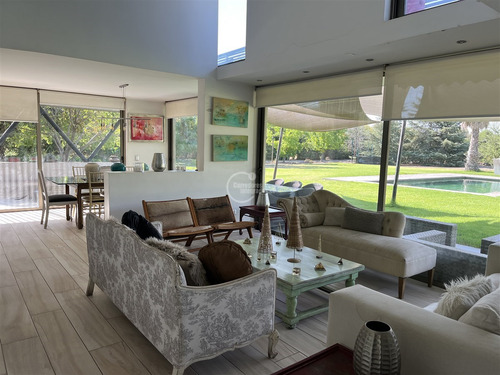 Casa En Venta De 6 Dorm. En Colina