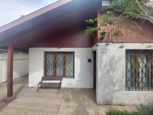 Se Vende Amplia Y Cómoda Propiedad Con Excelente Ubicación