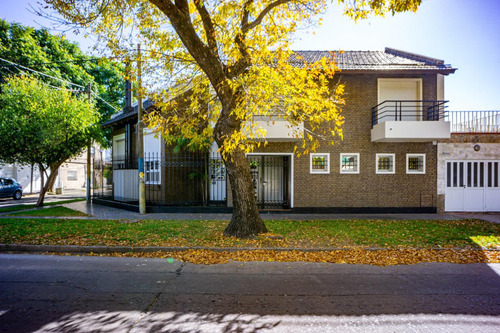 Venta - Casa 3 Dormitorios En Esquina - Azcuénaga, Rosario.