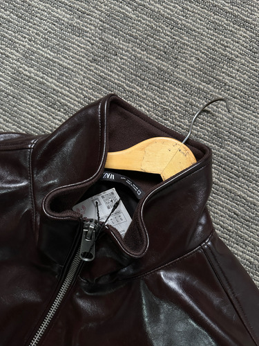 Chamarra Zara / Efecto Piel / Vino (Usado)