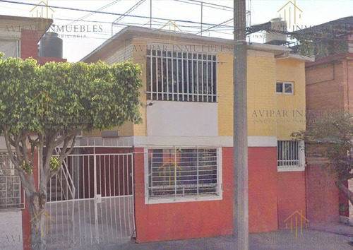 Casa De 2 Pisos Ubicada En Nezahualcoyotl, Edo Mex, Eck070.