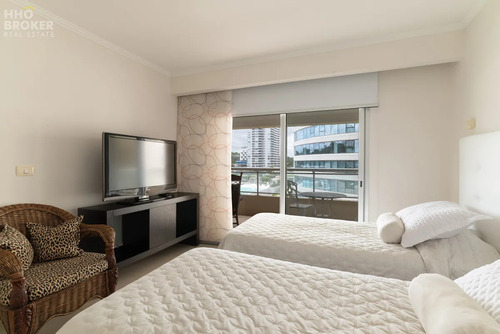 Apartamento En Venta De 3 Dormitorios, Torre Lobos, Punta Del Este, Playa Brava.