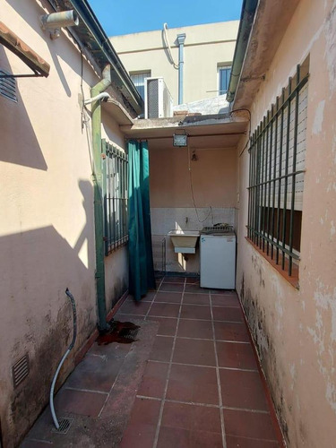 Venta - Casa En Beccar Con Dos Viviendas En Block Y Garage. Ideal Inversión.
