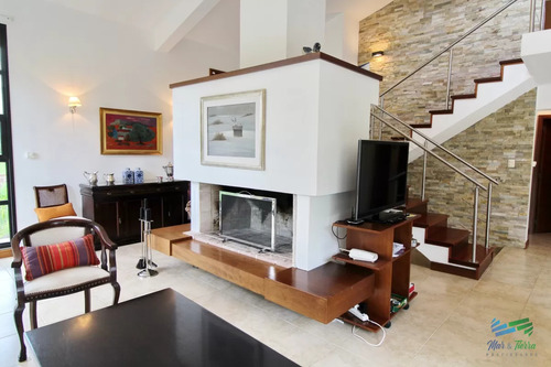 En Alquiler!! Moderna Casa Ubicada A 1 Cuadra Del Mar, Con Vista Parcial Desde El Dormitorio Principal.