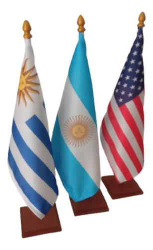 3 Banderas Argentina Uruguay Eeuu Con Mástil Y Base Madera